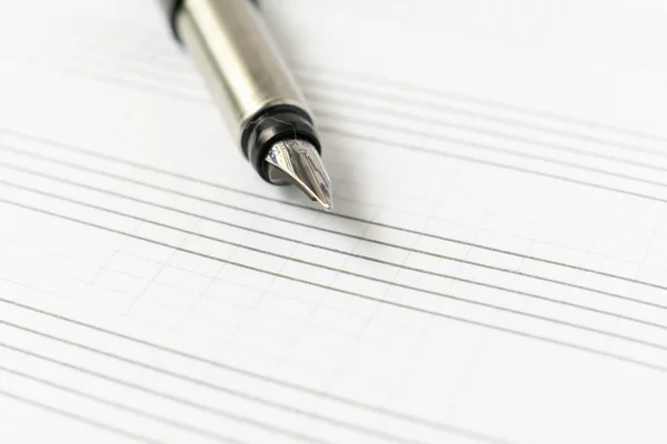 Notebook Musik Kosong Dengan Pena Air Mancur Salin Mockup Ruang — Stok Foto