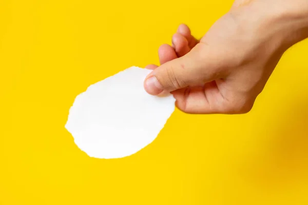 Mano Sosteniendo Pedazo Papel Blanco Espacio Copia Para Maqueta Texto — Foto de Stock