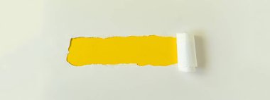 Yırtık kenarlı bir kağıttaki delik metin, renk yüzeyi için bir yer