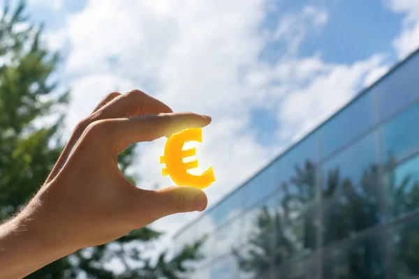 Hand Hält Ein Euro Zeichen Geld Erhöht Symbolkonzept Finanzielle Freiheit — Stockfoto