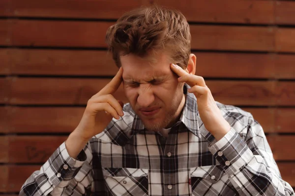 三目ひどい頭痛の種若い男大きな口笛 — ストック写真