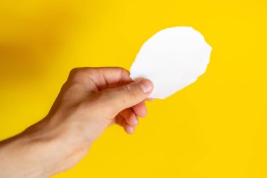 Beyaz bir kağıt parçasını tutan el, metin modeli için alanı kopyala