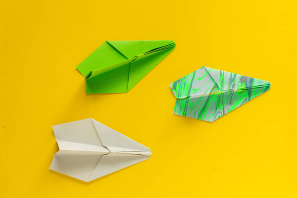 уникальная бумажная плоскость с некоторыми регулярными, концепция лидерства на столе
