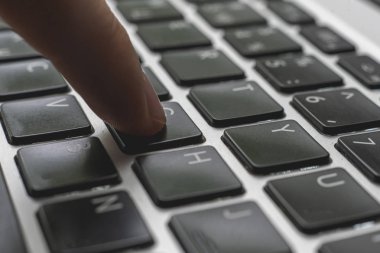 Tamircinin makro görüntüsünü kapat Bilgisayar klavyesindeki düğmeye bas