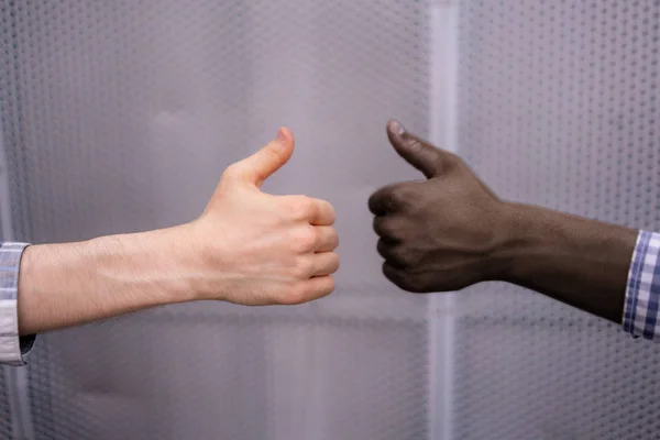 Ręce Afro Amerykańskich Europejskich Mężczyzn Koncepcja Jedności — Zdjęcie stockowe