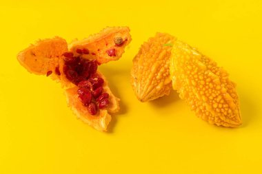 Momordika yemeye hazır üç momordika bir renk yüzeyinde açıldı