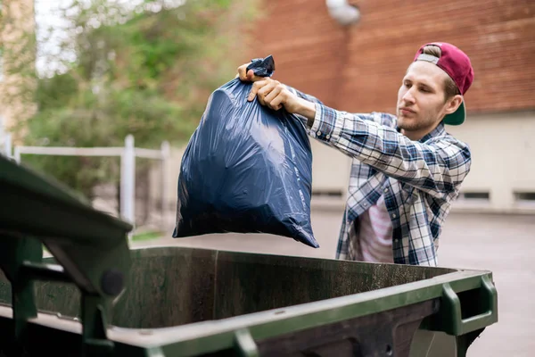 Paquete Residuos Descarga Masculina Contenedor Basura Grande — Foto de Stock