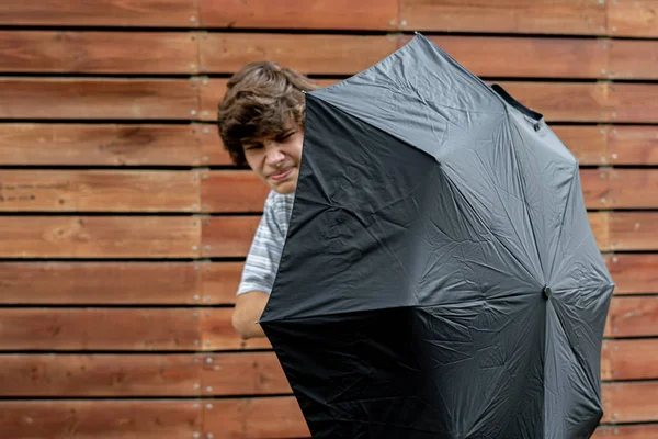 Mladý Teenager Drží Deštník Chrání Před Problémy — Stock fotografie