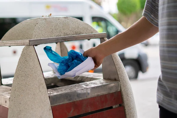 Tirando Papel Basura Plástica Una Urna Basura Calle Ciudad — Foto de Stock