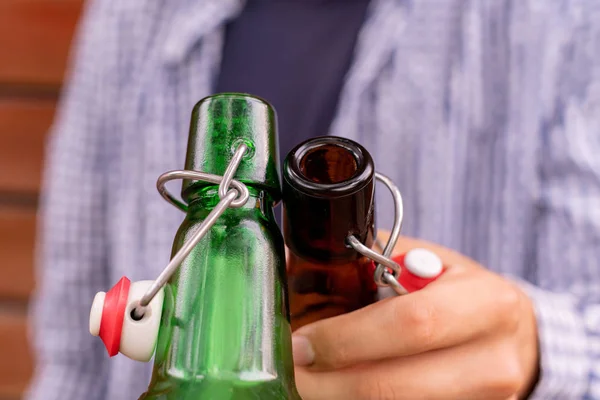 Zwei Jungs Klirren Flaschenglas Auf Der Party Wochenendfeier — Stockfoto