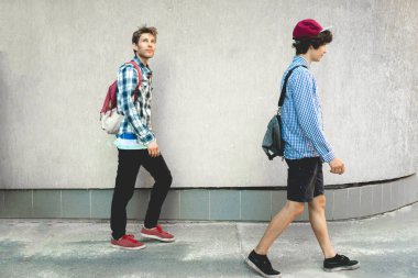 Genç öğrenciler ya da öğrenciler okula açık havada giderler, okula geri dönerler.