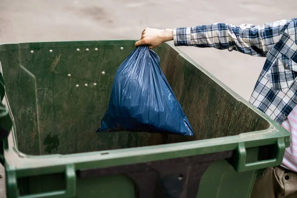 Paquete Residuos Descarga Masculina Contenedor Basura Grande — Foto de Stock