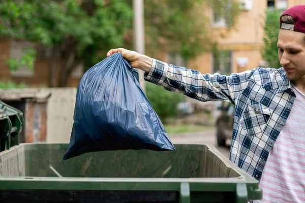 Man Dumpen Afvalverpakking Een Grote Prullenbak Container — Stockfoto