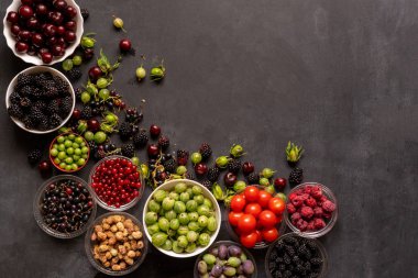 Taze kiraz, ahududu, çilek, böğürtlen, Bektaşi üzümü, dut ve üzüm dolu kaseler fotokopi alanı