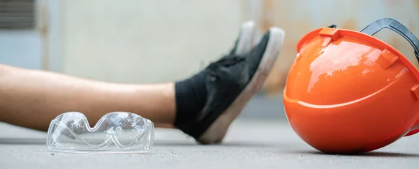 Fallen worker on floor with his helmet, accident injury — Stock Photo, Image