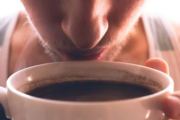 Primer plano boca masculina beber café caliente por la mañana, disparos macro —  Fotos de Stock