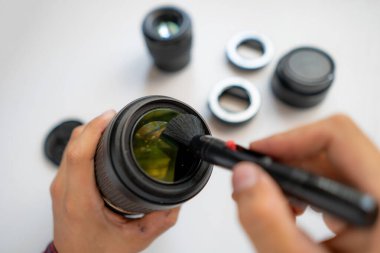 Modern kamera teçhizatının en üst görüntüsü, lensteki tozu temizlemek,