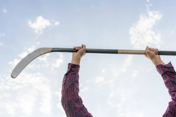 Main Homme Tenant Bâton Hockey Contre Ciel Équipement Sportif Abstrait — Photo