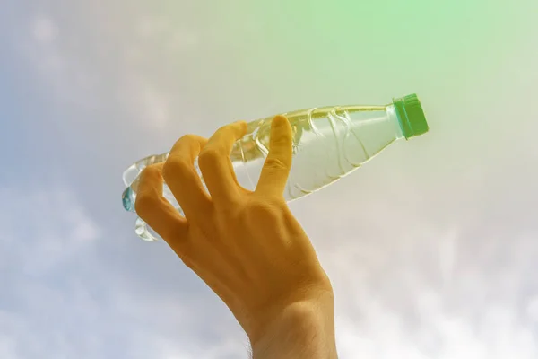 Mano Sosteniendo Una Botella Plástico Con Agua Pura Contra Cielo — Foto de Stock