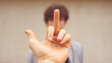 Orta parmağımı bir insana gösteriyorum. Saygısızlık işareti
