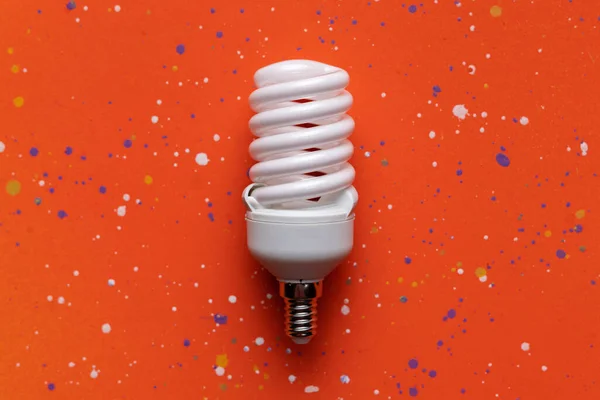 Klassieke Energiebesparende Witte Lamp Met Efficiënt Energiegebruik Geïsoleerd Kleur Achtergrond — Stockfoto