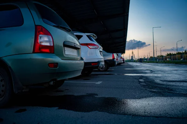 Fila Carros Trânsito Uma Zona Estacionamento Perto Mercado Loja — Fotografia de Stock