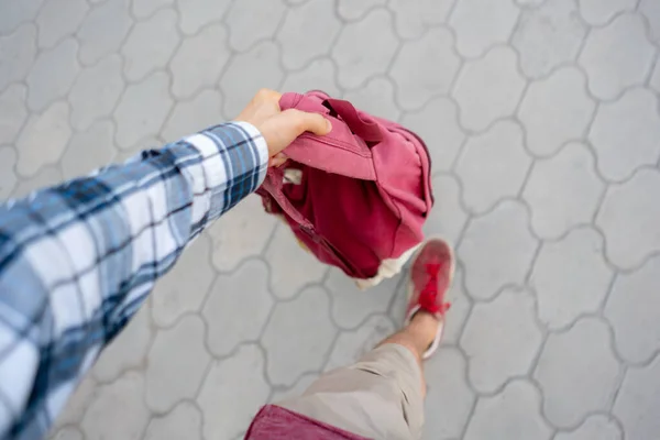 徒步旅行时 手提着红包 踏上旅程 — 图库照片
