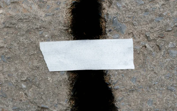 地震災害の象徴であるコンクリートに亀裂がテープで密封されています — ストック写真