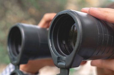 Makro lens görüşü, elinde dürbünle turisti kapatarak yolu arıyor