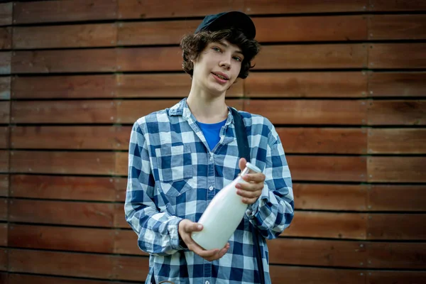 Młody Człowiek Dostarcza Rano Świeżą Butelkę Mleka — Zdjęcie stockowe