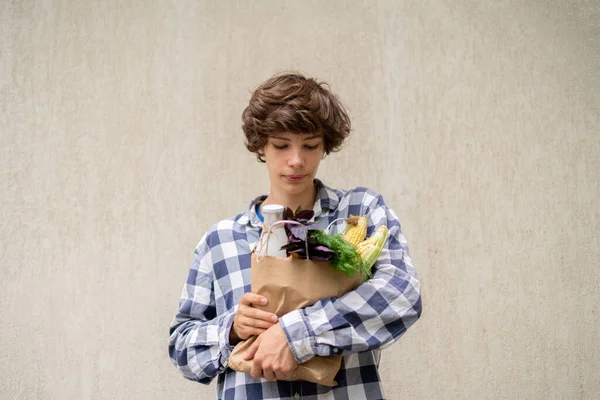 Mladý Muž Jde Domů Obchodu Potravinami Čerstvým Ovocem Zeleninou Papírové — Stock fotografie