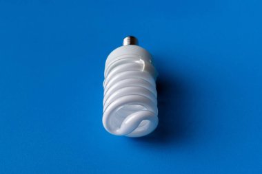 Verimli güç kullanımı ile klasik enerji tasarruflu beyaz lamba, renk arkaplan izole