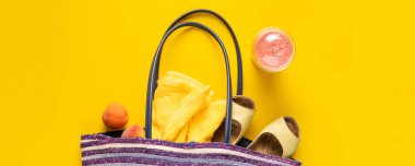 Kadın yaz çantasının üst görüntüsü. Meyve ve meyve suyu, düz uzanma.
