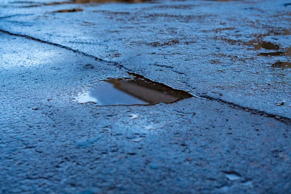 Dicht Plas Het Asfalt Met Reflecties Regen Stad — Stockfoto