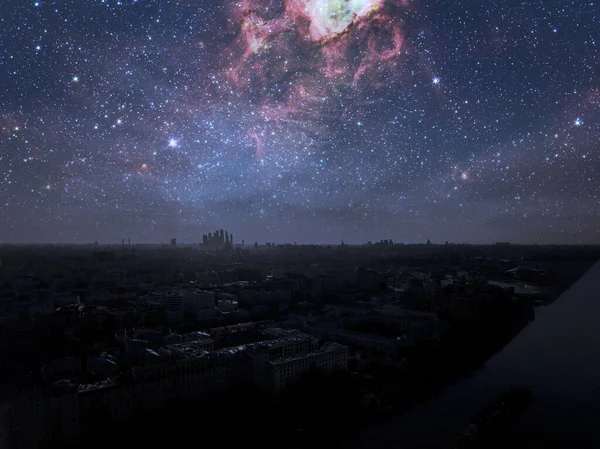 Cielo Nocturno Con Muchas Estrellas Sobre Paisaje Urbano — Foto de Stock