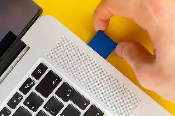 Hand Hält Flash Card Laufwerk Und Legen Sie Den Laptop — Stockfoto