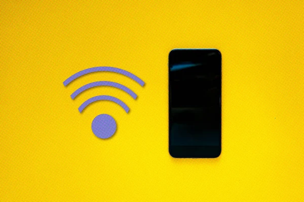 Ein Schwarzes Smartphone Auf Farbigem Hintergrund Mit Wlan Signalsymbol Web — Stockfoto