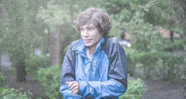 Junger Mann Nassen Kleidern Bei Strömendem Stürmischem Regen — Stockfoto