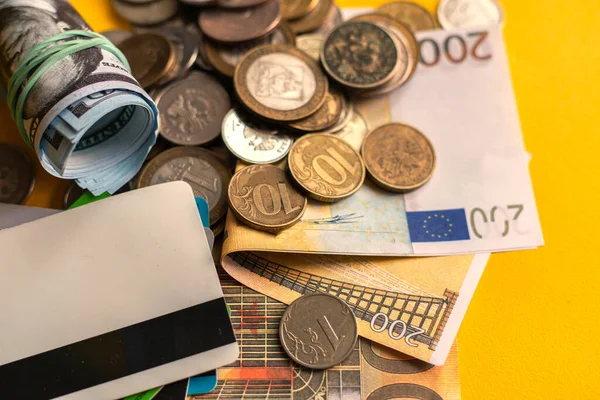 Fermer Tas Pièces Monnaie Cartes Crédit Sur Les Surfaces Couleur — Photo