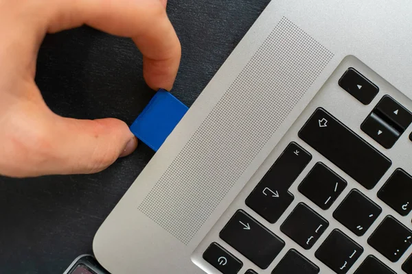 Ręka Trzymając Napęd Karty Flash Włożyć Laptopa — Zdjęcie stockowe