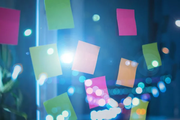 Karanlık Ofis Odasındaki Pencere Camındaki Notlar Için Renkli Kağıt Çıkartmalarını — Stok fotoğraf