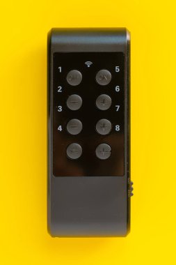 Renk arkaplanı izole edilmiş üst görünümde basit kablosuz denetim