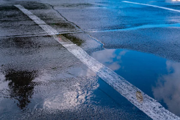 Närbild Våt Väg Trafik Område Med Pölar Efter Regnet — Stockfoto
