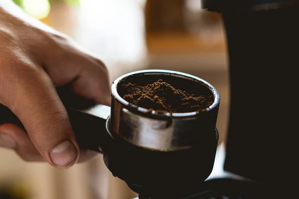 Macro shot de grãos de café moídos, processo de fabricação de cerveja, rotina matinal — Fotografia de Stock