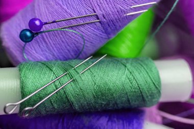 İğnenin makro görüntüsü renk ipliklerinin arasına yerleştirildi