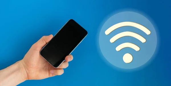 Чорний смартфон на кольоровому фоні з піктограмою сигналу wi-fi, концепція веб-комунікації — стокове фото