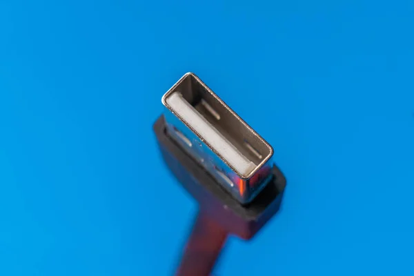 Chiuda la macro di un cavo usb-a isolato su uno sfondo a colori — Foto Stock