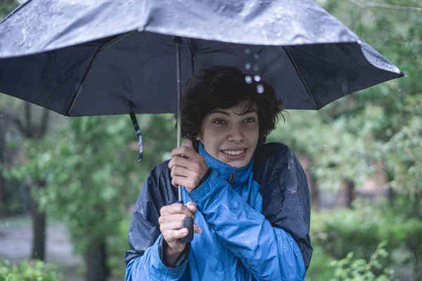 Молодой Человек Стоящий Зонтиком Защищает Сильного Тропического Дождя Лесу — стоковое фото