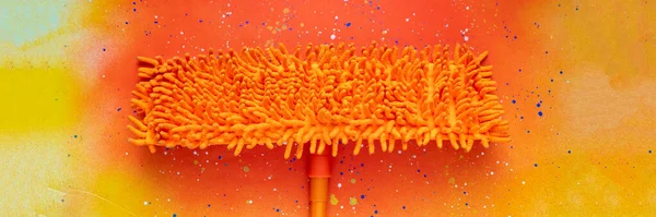 Новая палка для мытья изолированы на цветном фоне, чистка концепции работы по дому — стоковое фото
