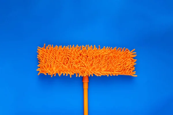 Nuevo palo de fregar aislado en el fondo de color, limpieza de los conceptos de trabajo doméstico —  Fotos de Stock